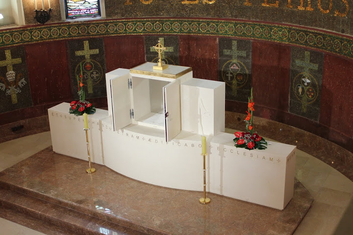 Novo svetohranište i ophodni oltar